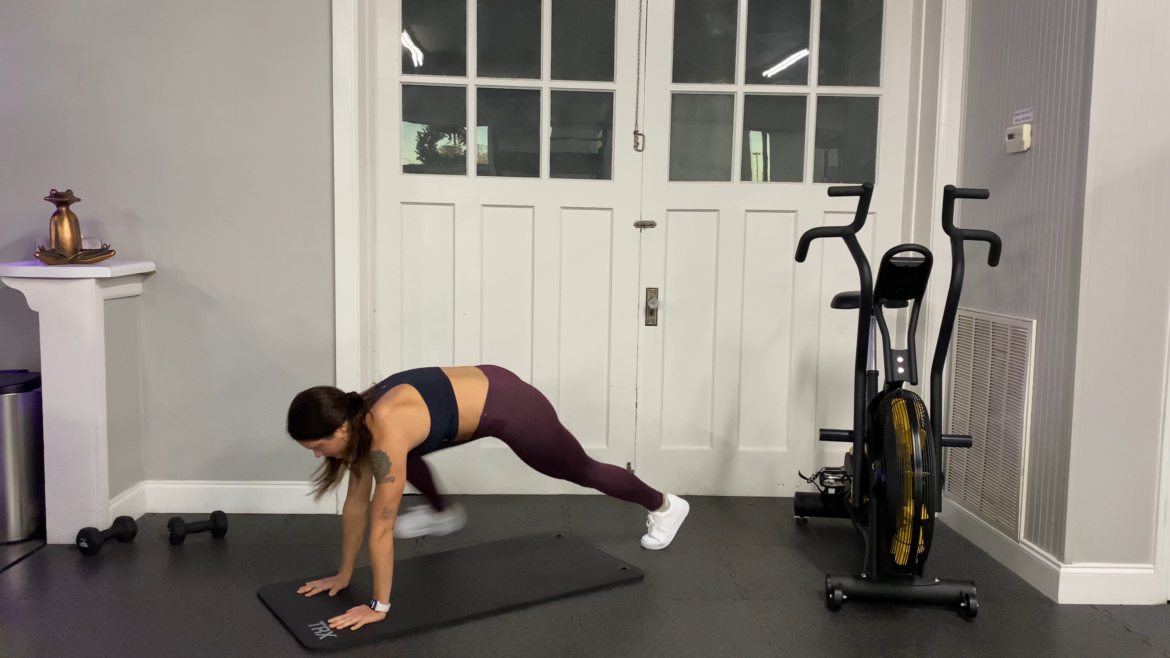Eccentric tricep push-up to groiner