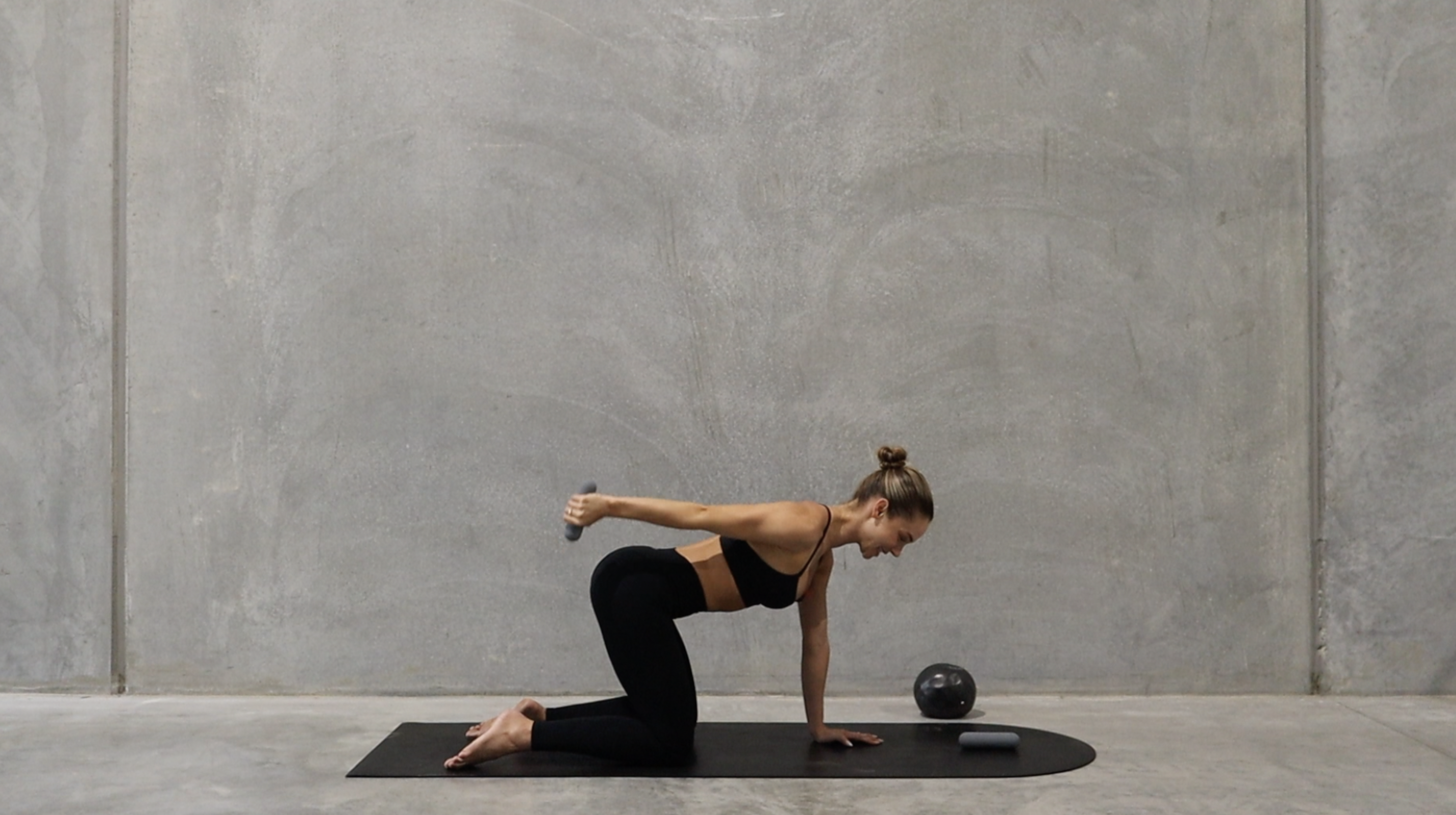 30 MIN ABS & ARMS SCULPT W/ WEIGHTS & BALL