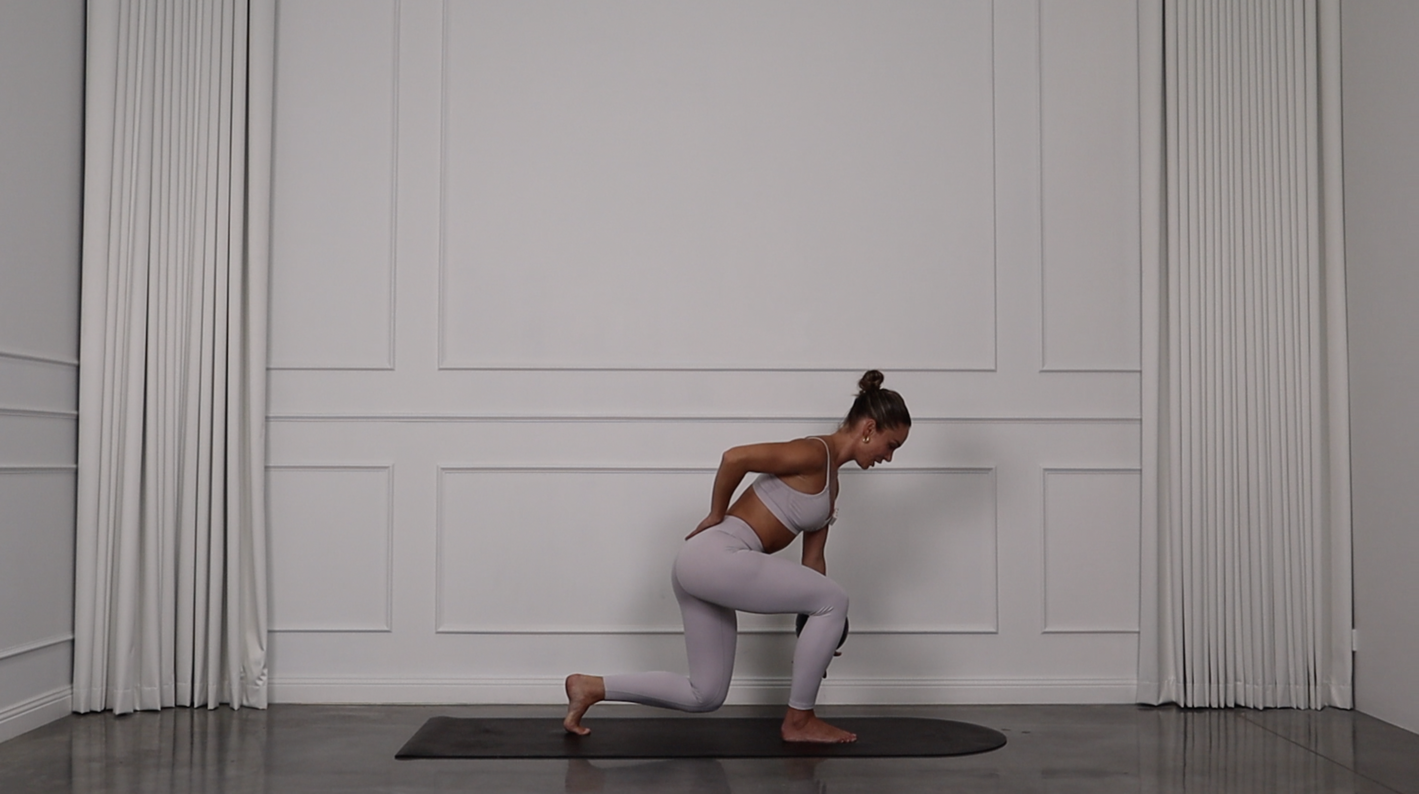 25 MIN LOWER BODY SCULPT W/ BALL