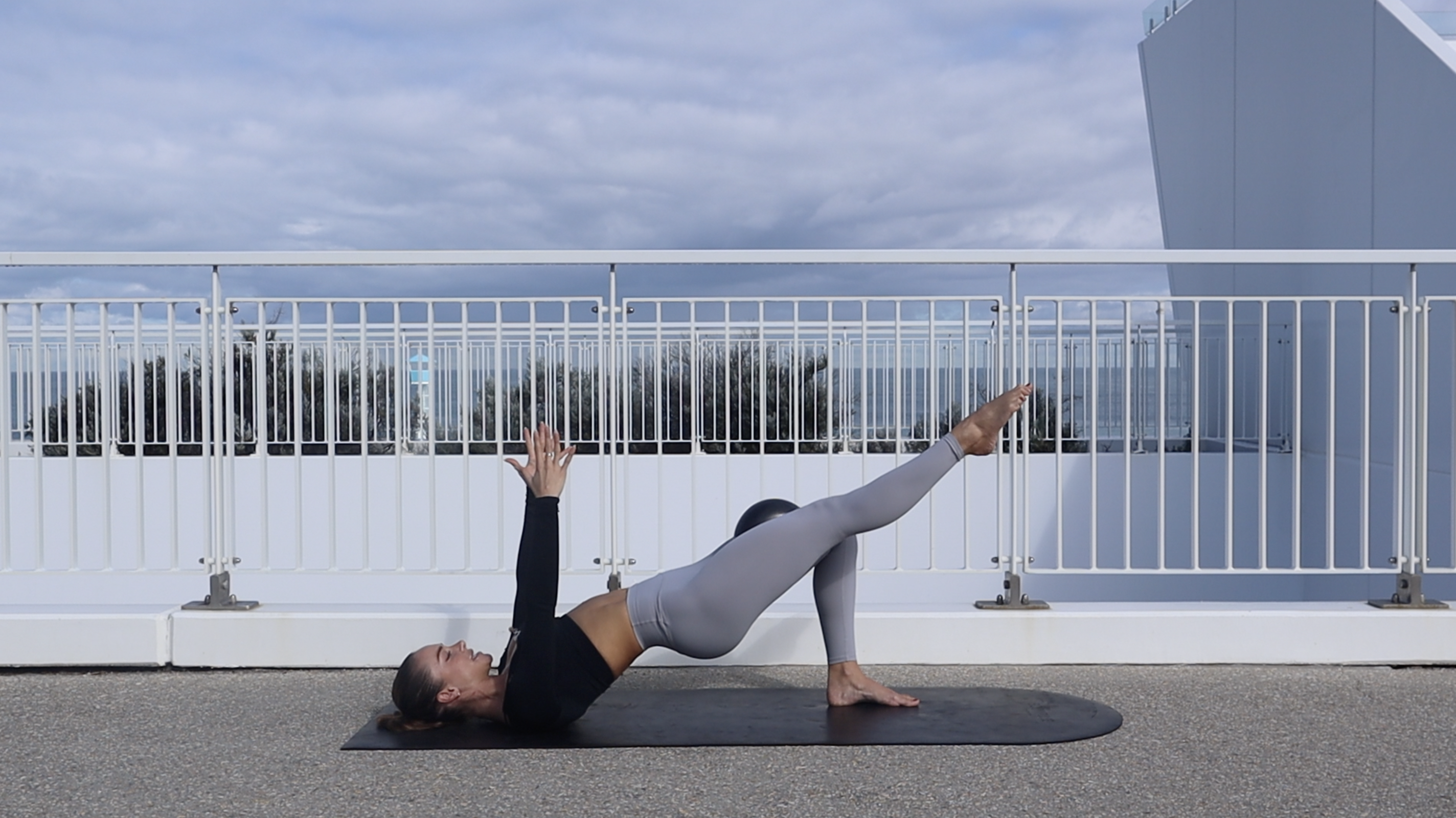 25 MIN ABS & BOOTY SCULPT W/ BALL