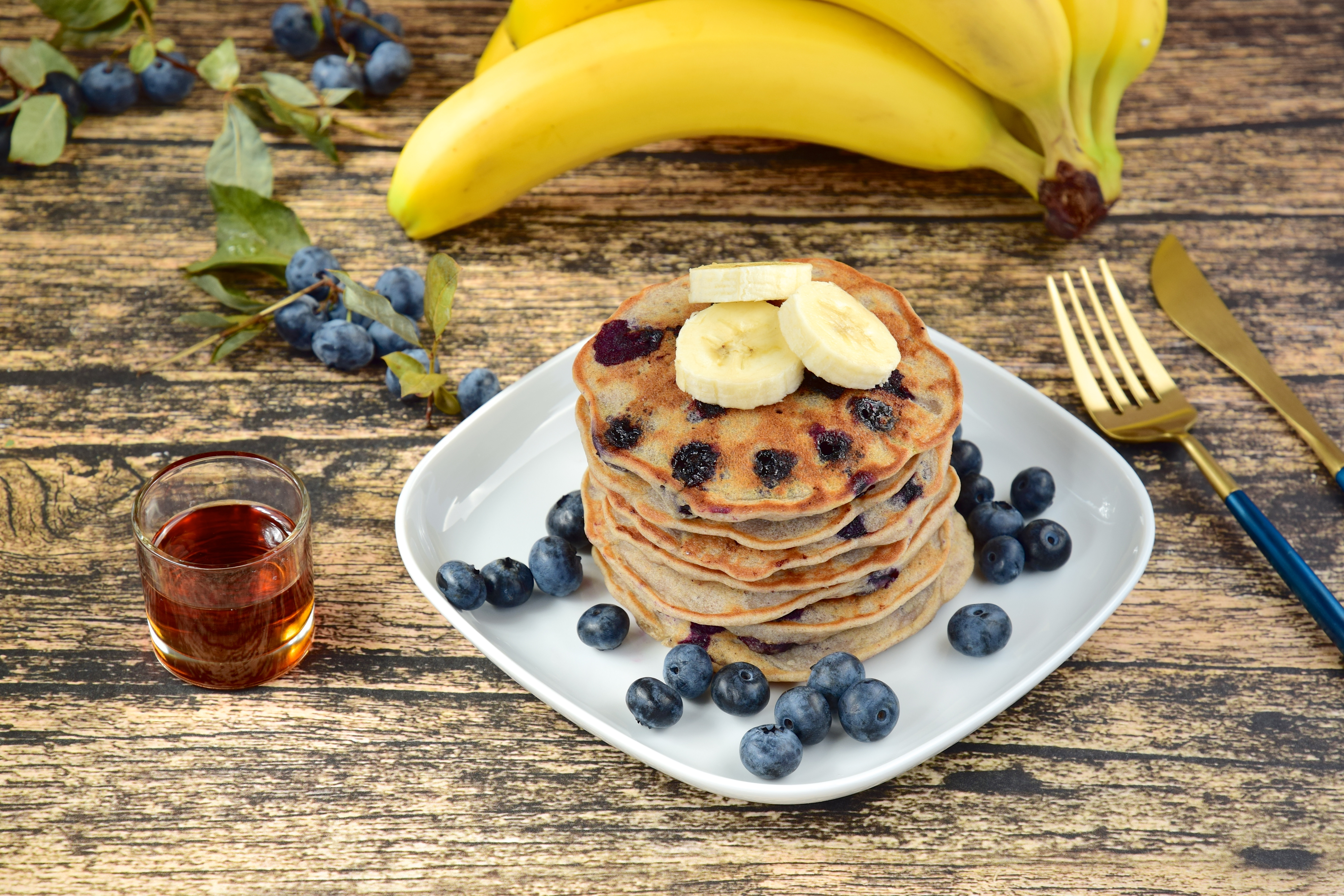BLUEBERRY & BANANA OAT PANCAKES