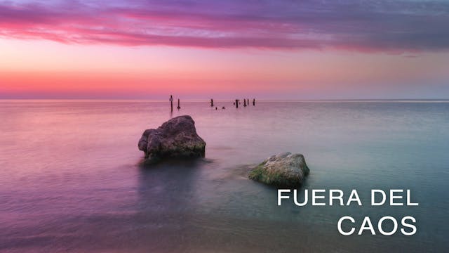 Fuera del Caos (Spanish)