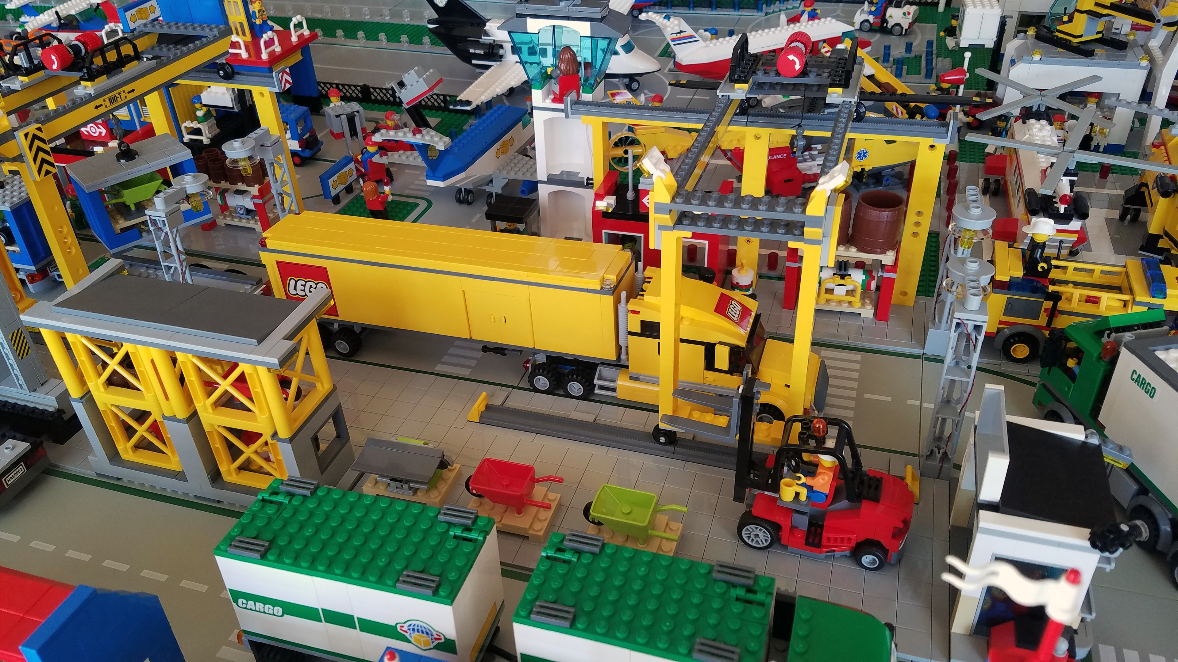 (2:26) Freight and delivery area keeps commerce running smoothly in LEGO® town
