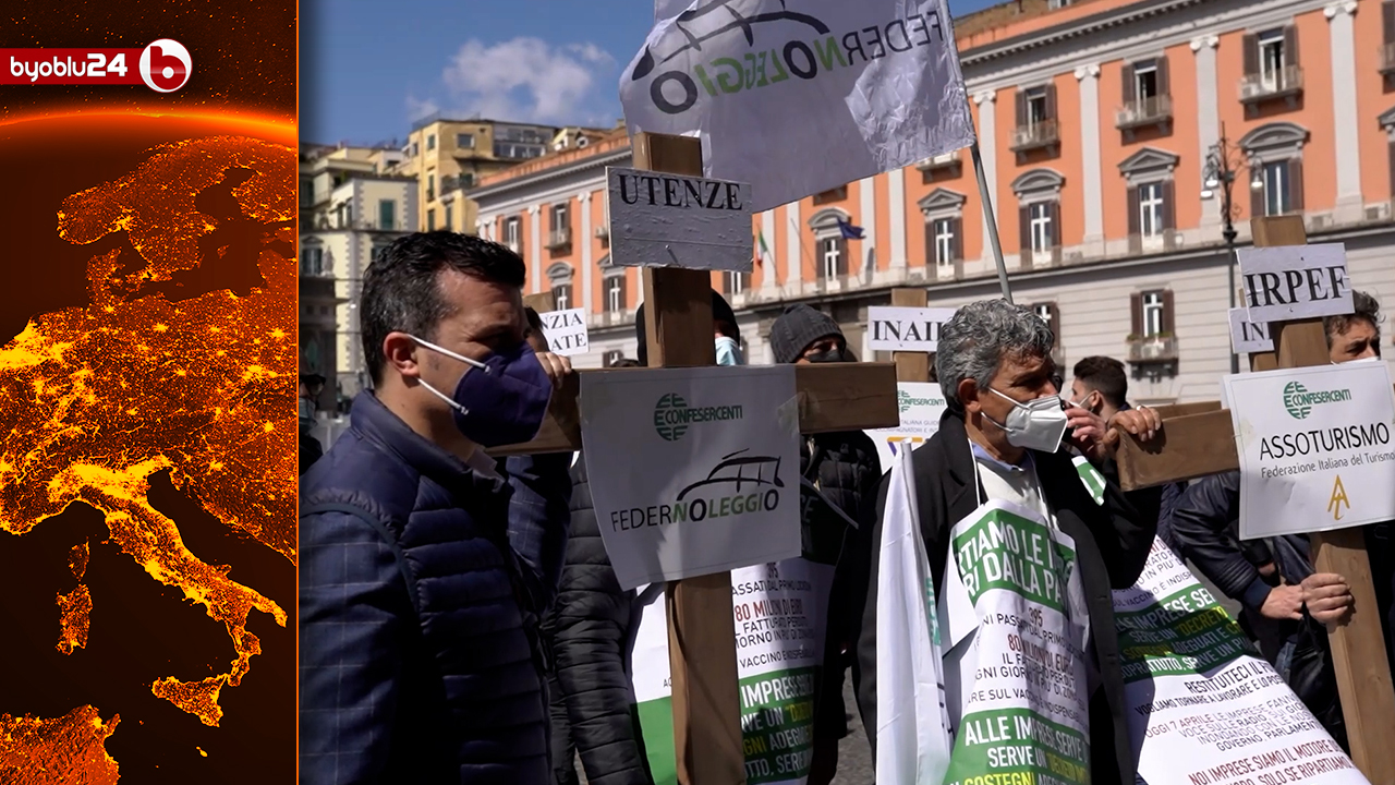 Croci in piazza Plebiscito per la protesta dei commercianti contro le chiusure