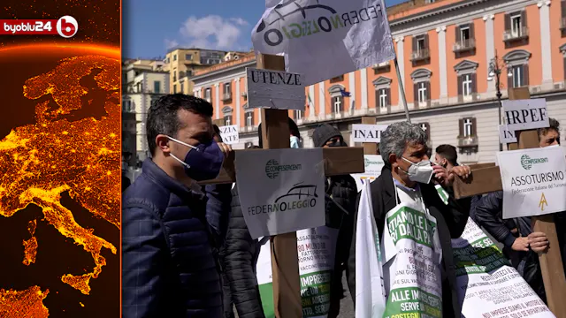 Croci in piazza Plebiscito per la pro...