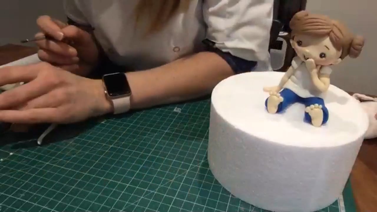How to make a sitting figure with Zoe Hokinson!