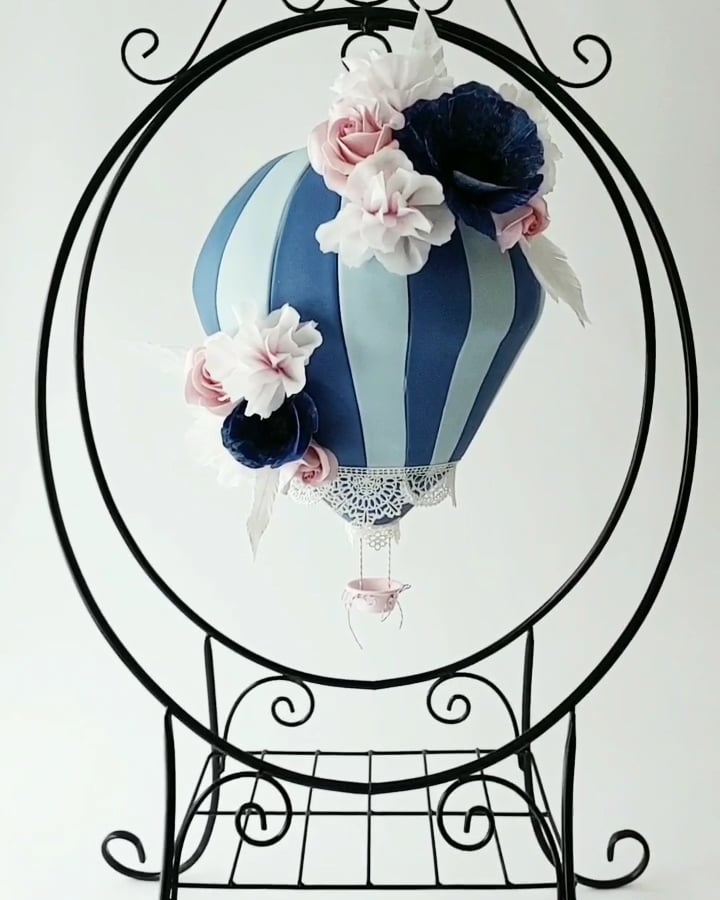 Hanging Hot Air Balloon Cake, cut!