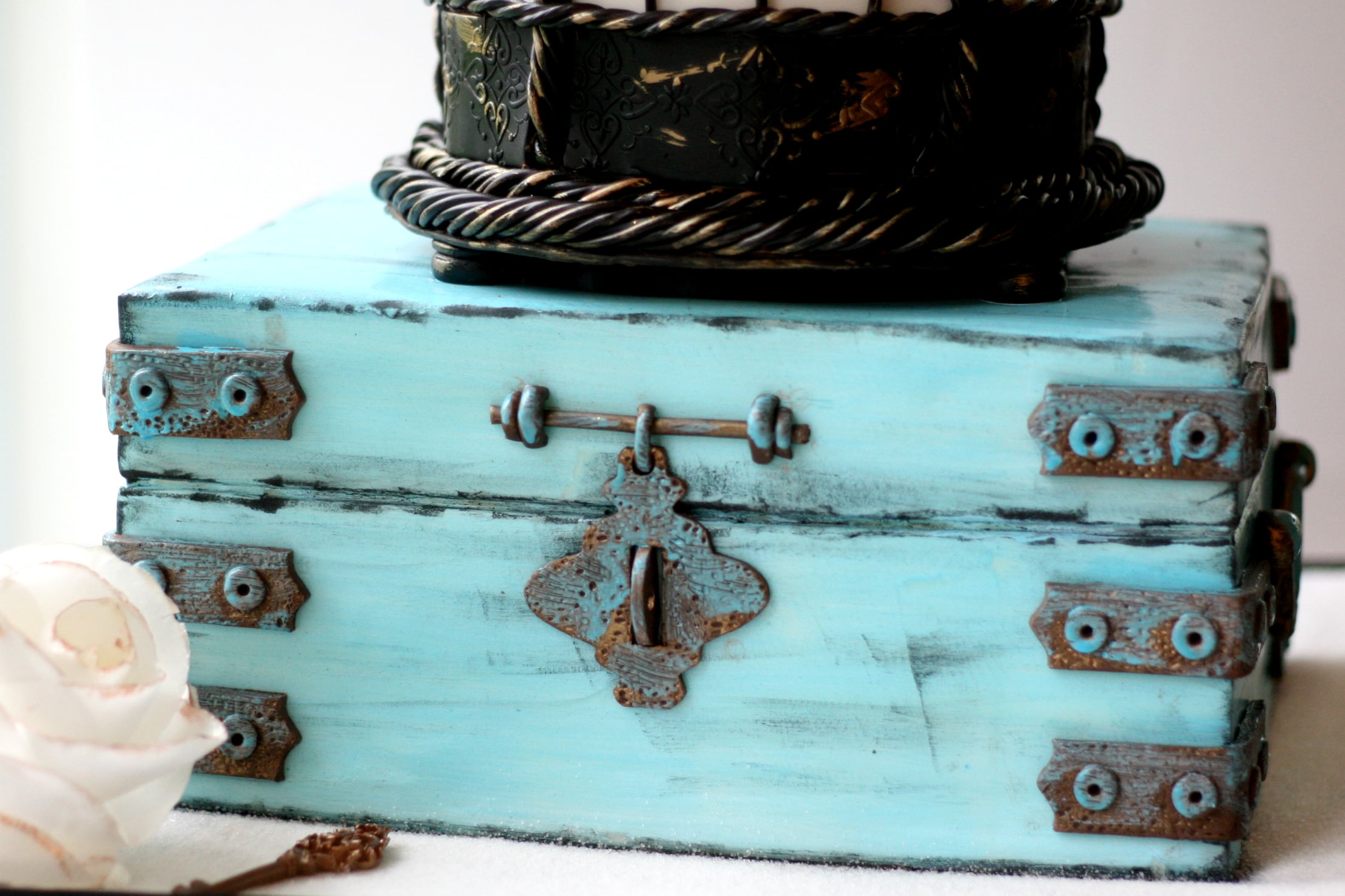 Making a Birdcage & Distressed Box cake, Getting Sharp Edges on Square Cakes!