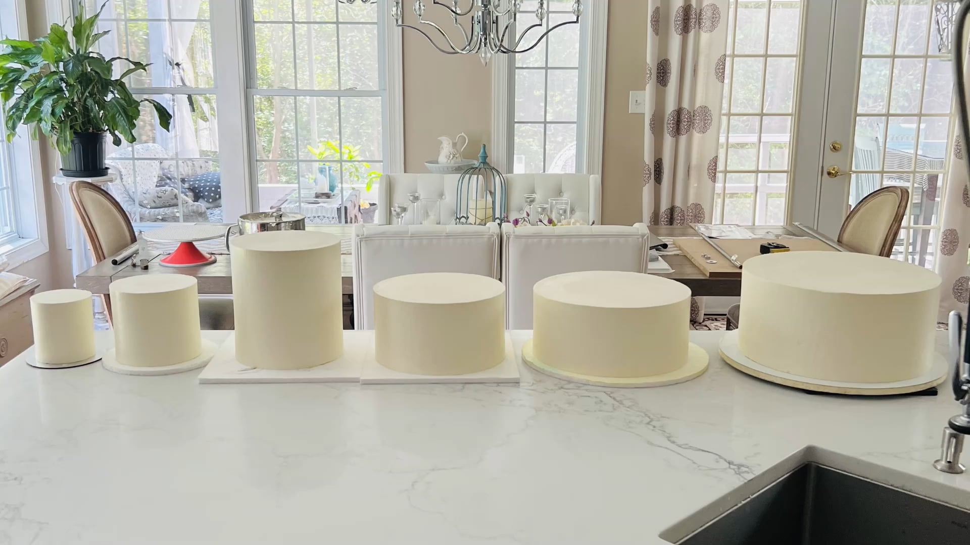 Tips on Using Acrylic Discs to Ice Super Large & Super Small Tiers