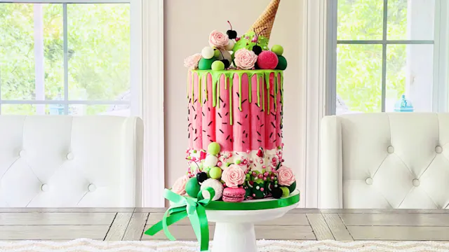 Scalloped Buttercream Finish with Acr...