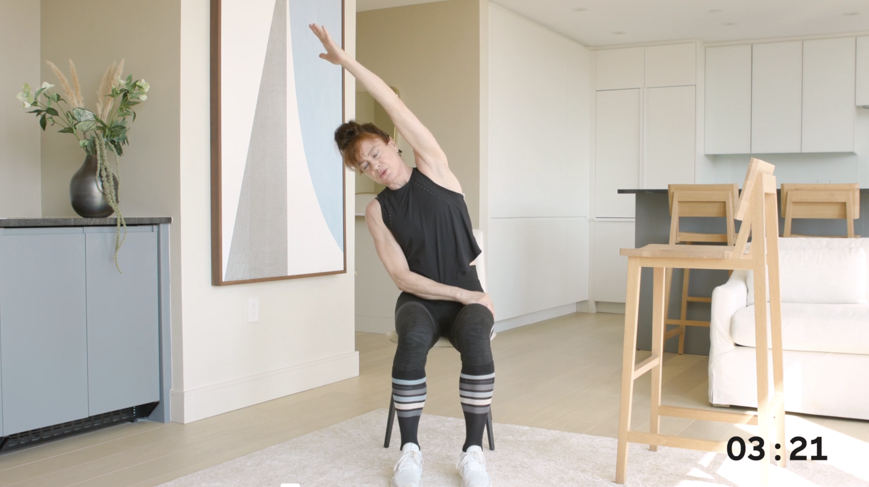 Wirbelsäulenrotation am Schreibtisch (Deutsch)