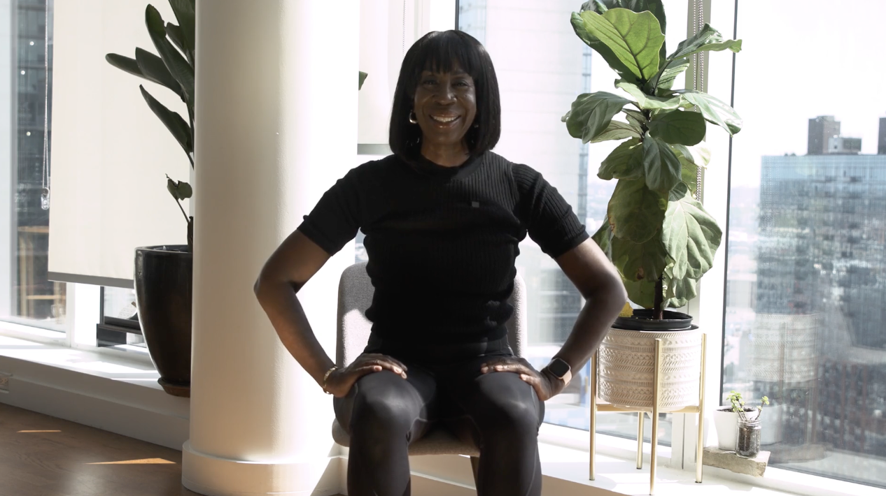 Un ejercicio sentado para aliviar el estrés y relajarse (Español)