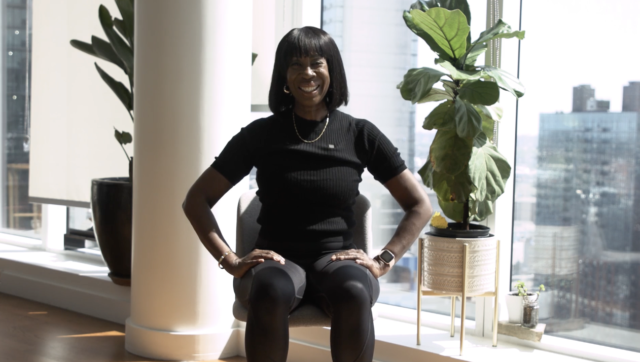 Un ejercicio sentado para aumentar la energía (Español)