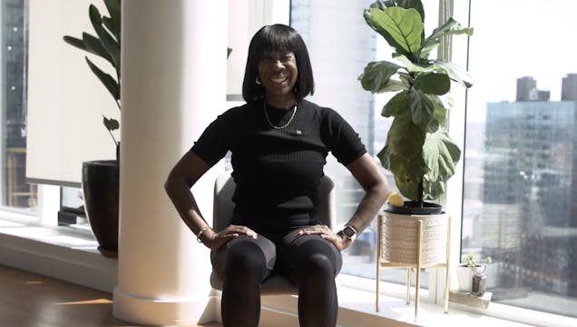 Un ejercicio sentado para aumentar la...