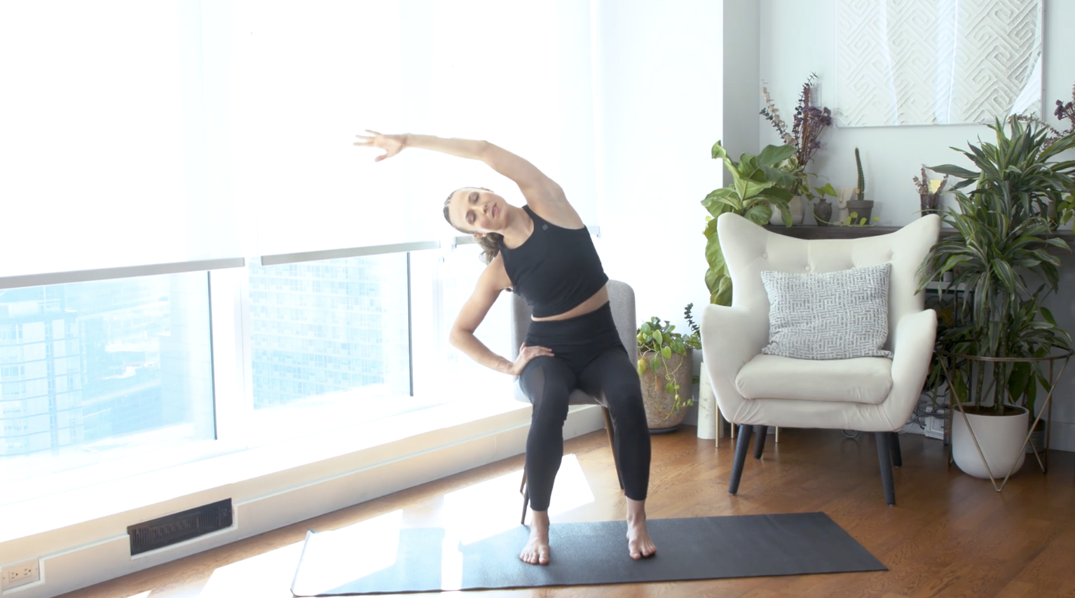 Pilates assis pour mobiliser le dos (Français)