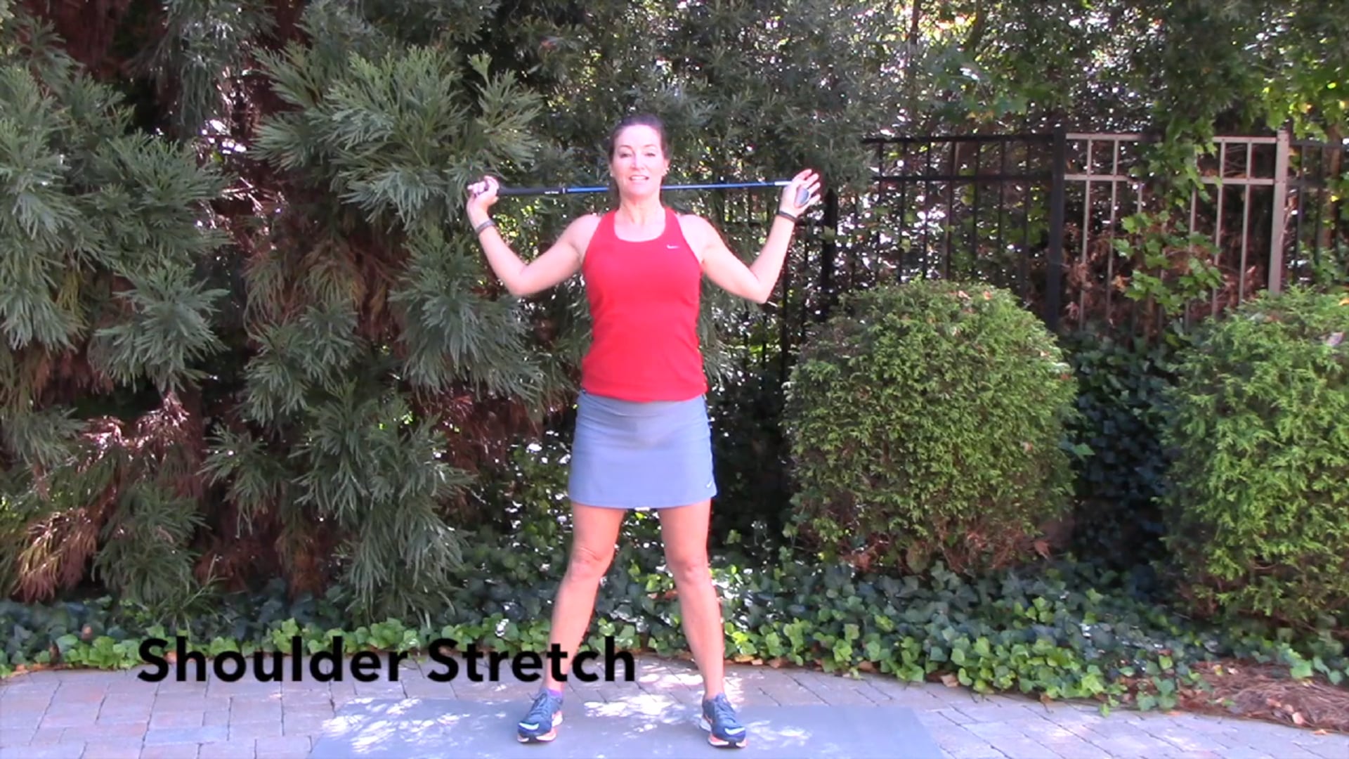 1-minute Golf Club Shoulder Stretch
