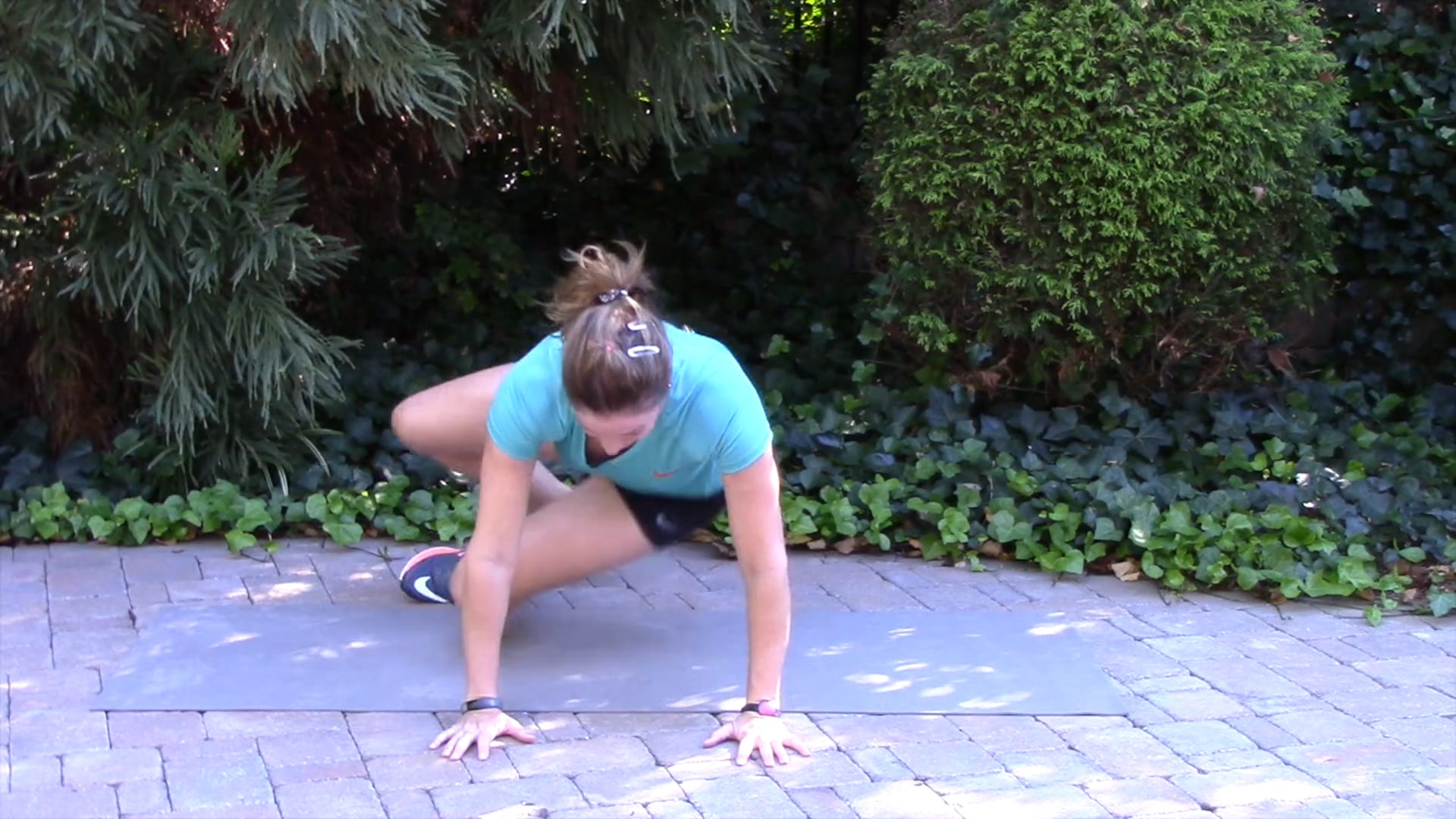 1-minute Core and Hip Twister on the Floor