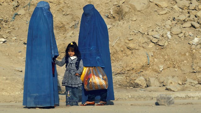 Taliban forces women to fully cover b...