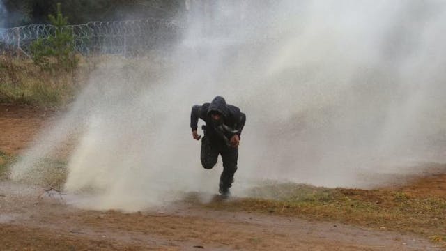 Poland blasts migrants with water can...