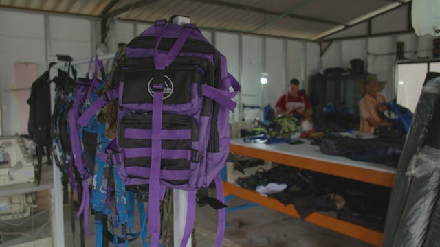 Former FARC fighters create backpack ...