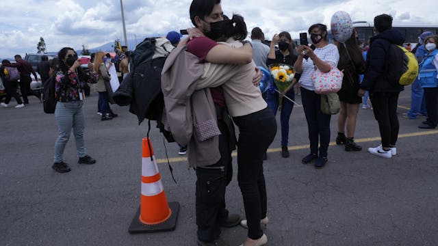 Ecuadorians and Peruvians flee Ukraine