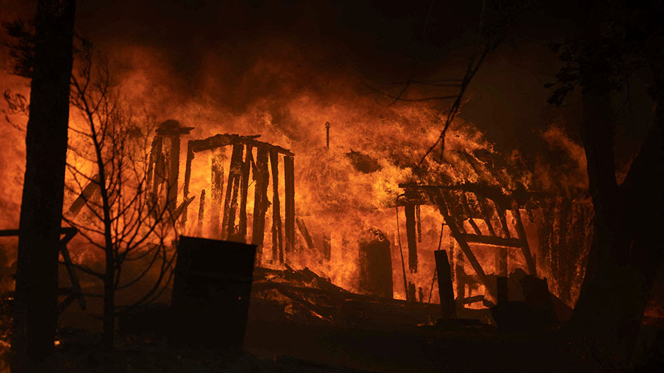Thousands of firefighters work to contain devastating Oak Fire