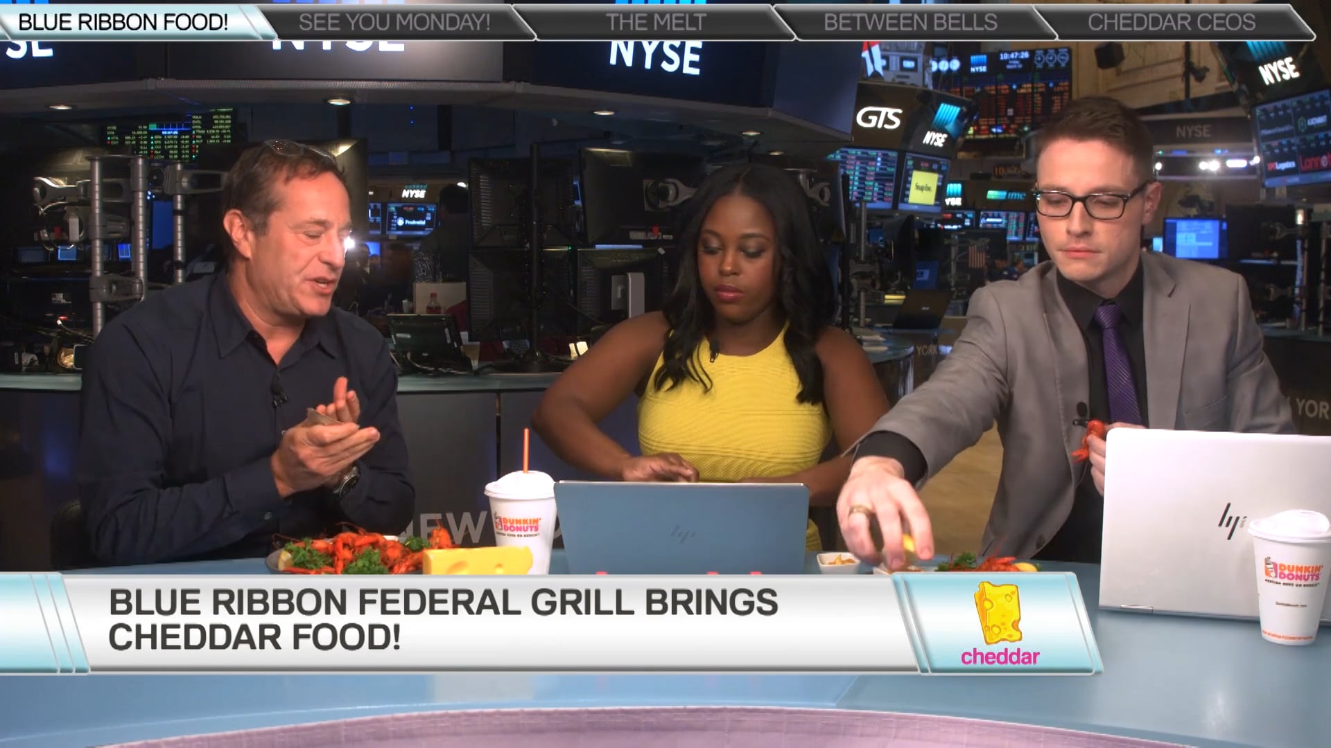 Blue Ribbon Restaurant Shows Cheddar How To Eat A Crawfish!