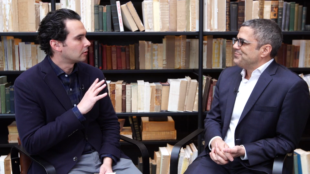 E! News is encouraging viewers to be a part of its live broadcast on Facebook