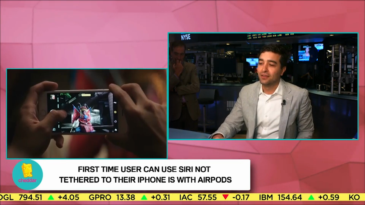 Business Insider Gives Cheddar a Look at Apple's iPhone 7 and Airpots