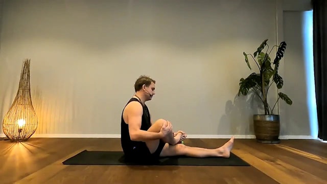 15 min lugn men stärkande yoga med Johan