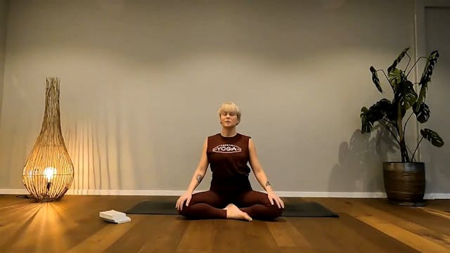 15 minuters uppiggande YOGA med Jennie