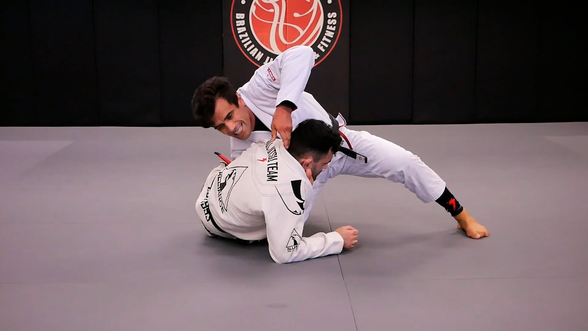 Overhook Cross Choke Set Up from Knee Cut