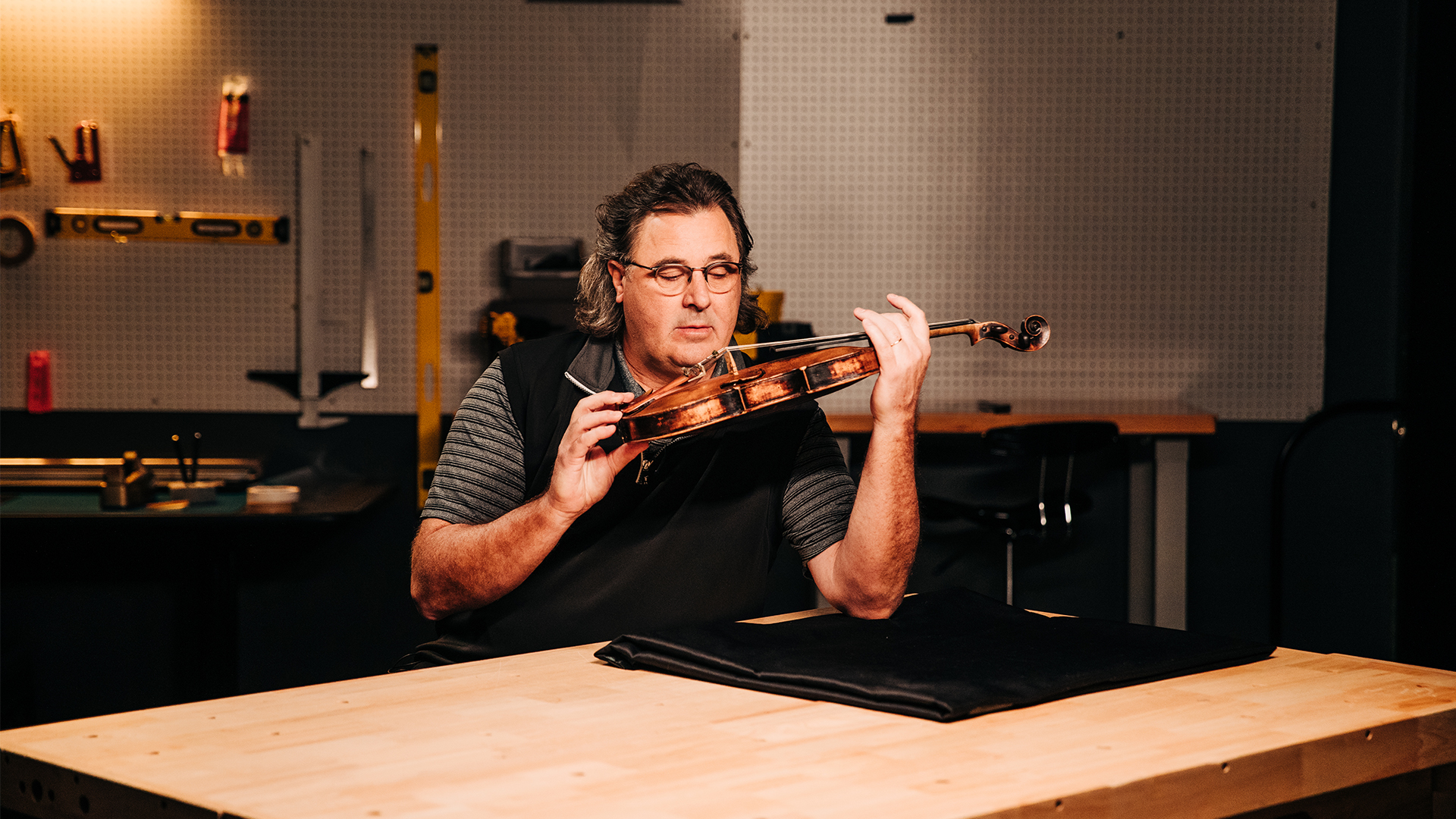 Vince Gill Donates Roy Acuff's Fiddle to the Museum's Collection