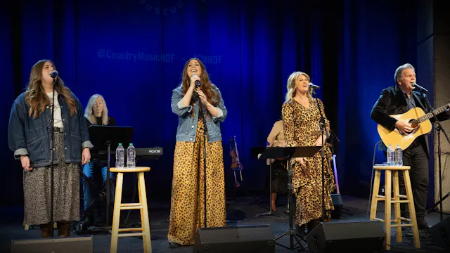 Linda Davis and the Scott Family • Mu...