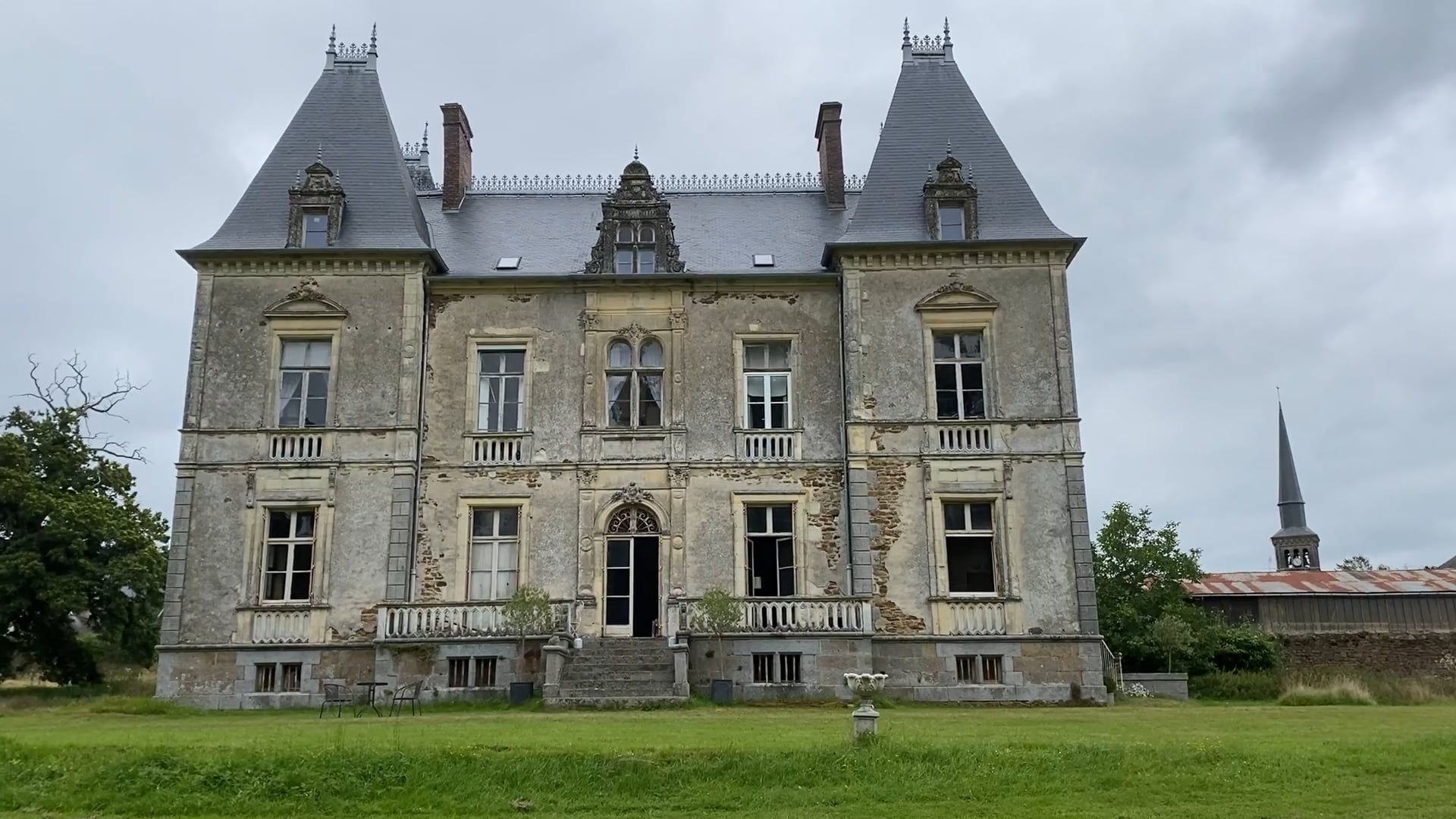 S1E10 Weddings at the Chateau?