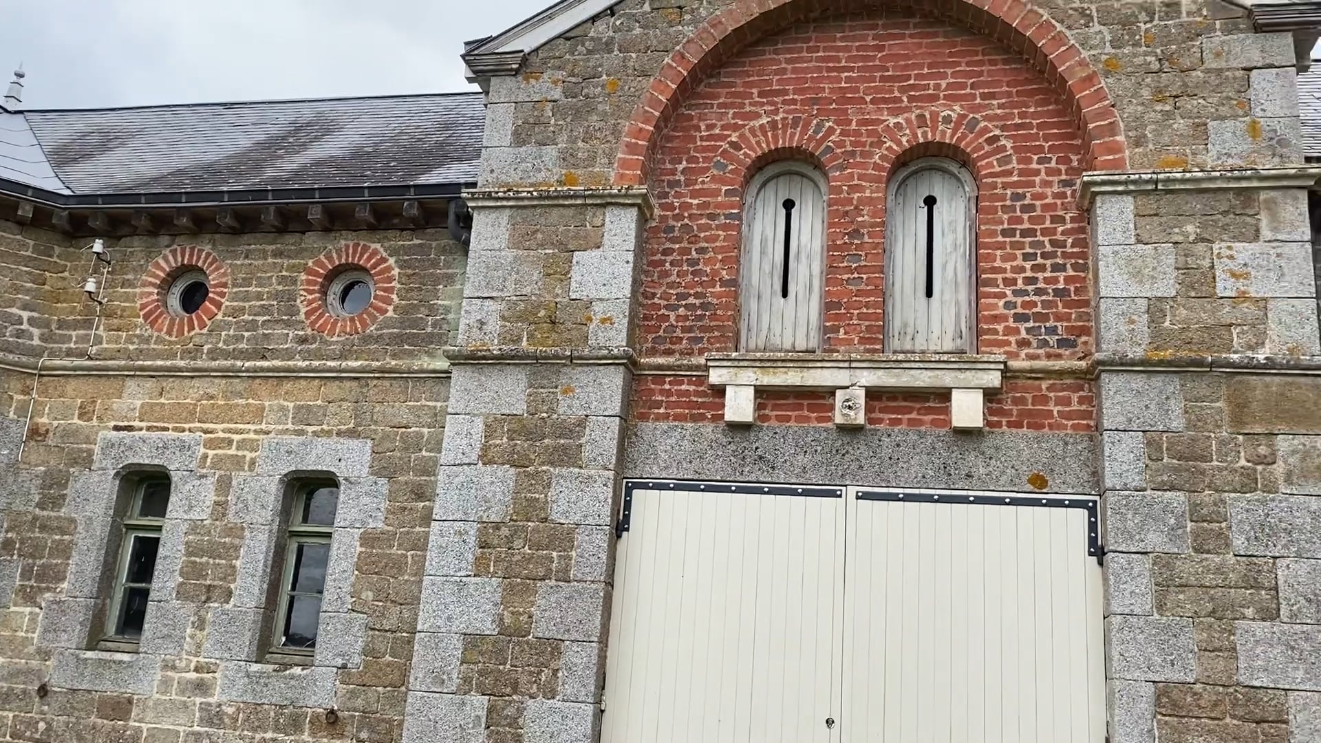 S3 E2 Finding Another Original Building on The Chateau Grounds!