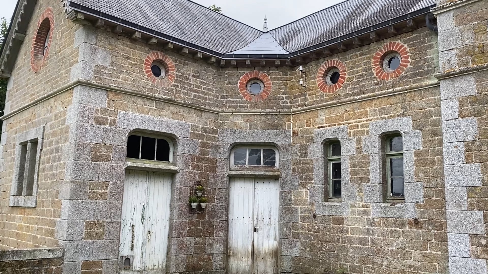 S1E25 We Have Fire at The Chateau!!