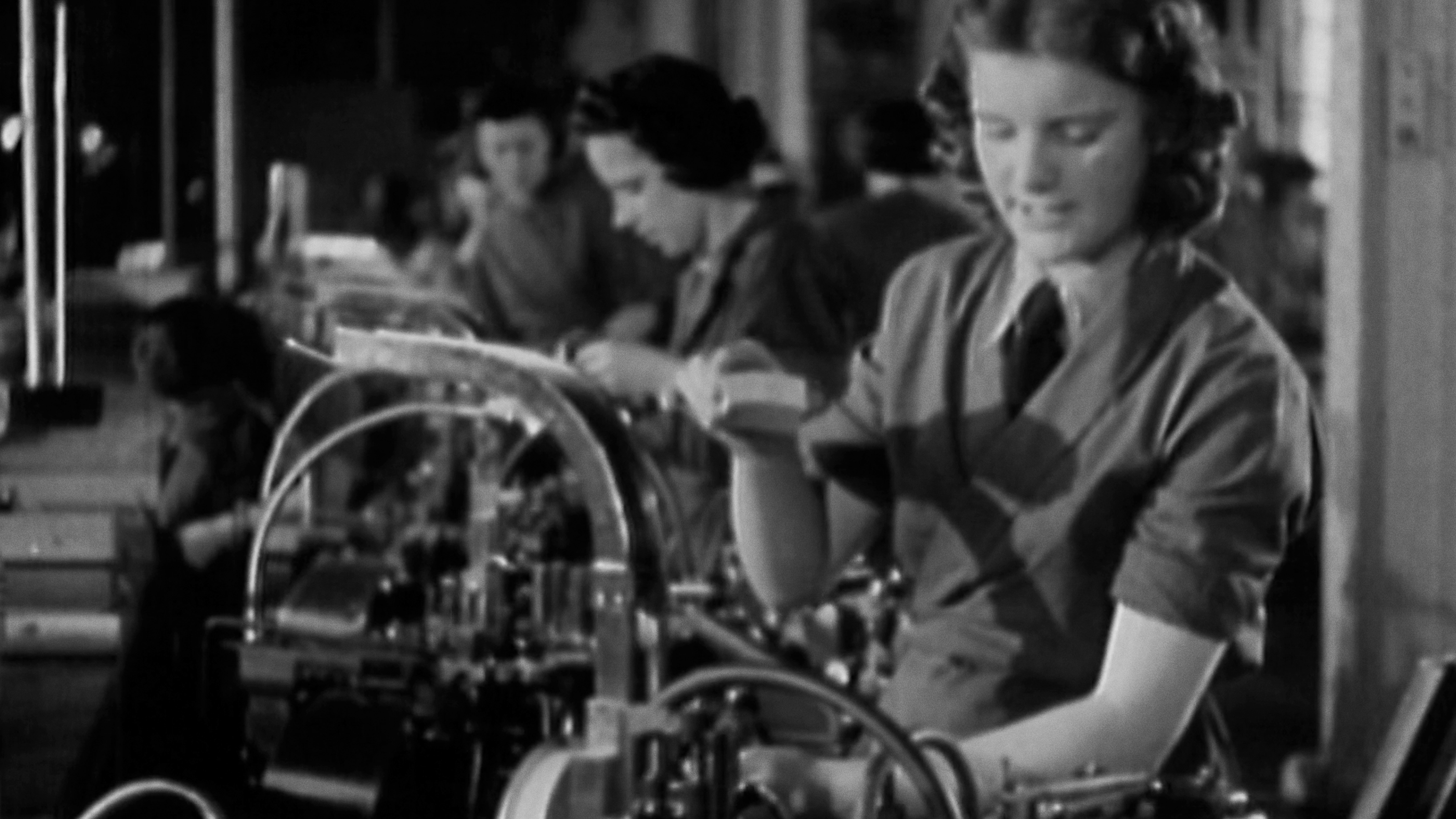 LISTEN TO BRITAIN (Jennings)