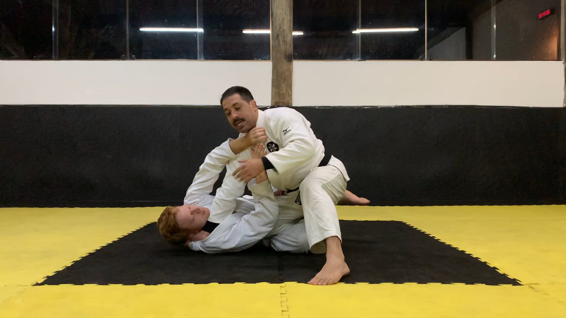 Gustavo Passagem do Campeão mundial cruzando o joelho