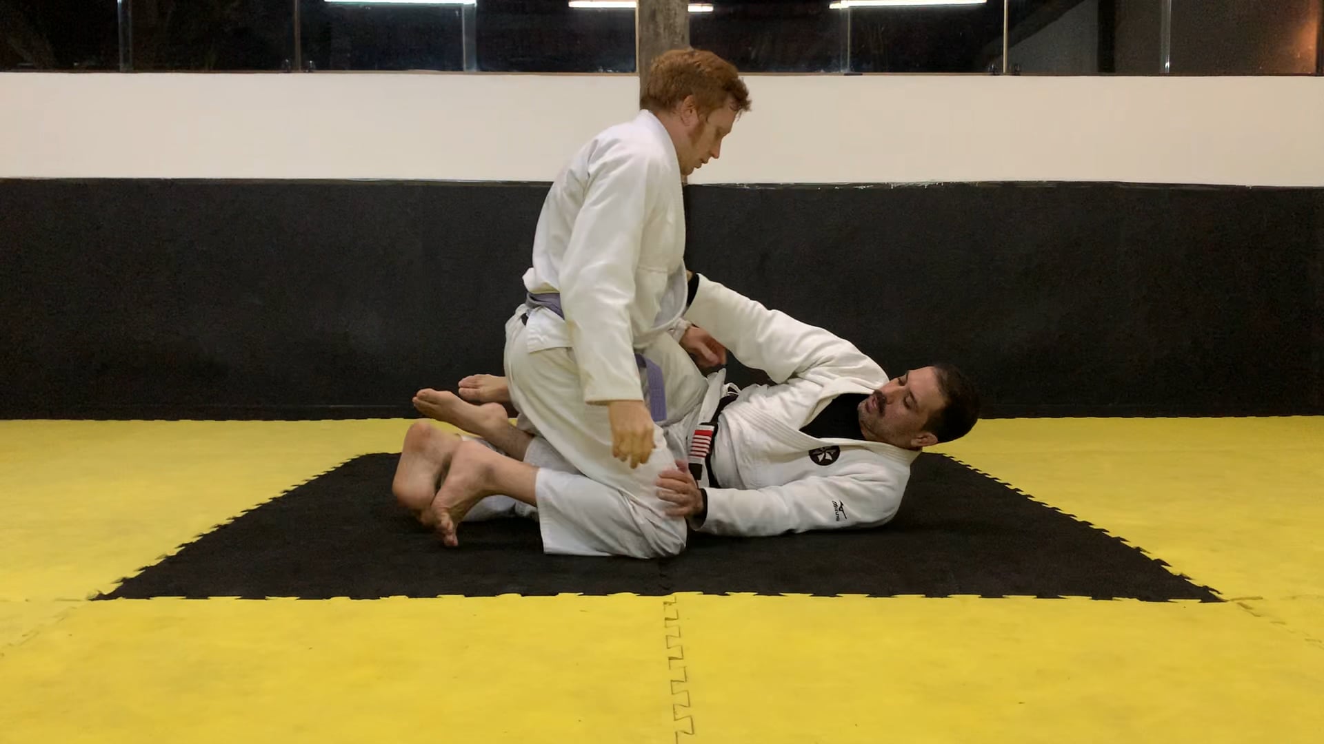 Gustavo raspagem da meia Guarda com escudo