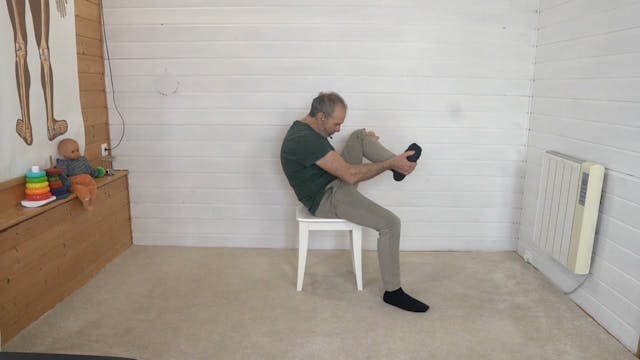 Pied dans la main - dos rond