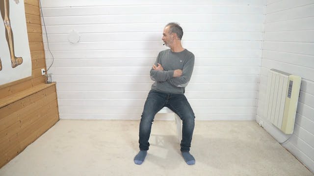 Dos flexible, bras croisés