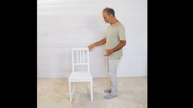 Pied sur la chaise