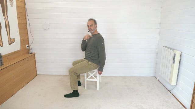 Mouvement de bras, fesses dans le vide