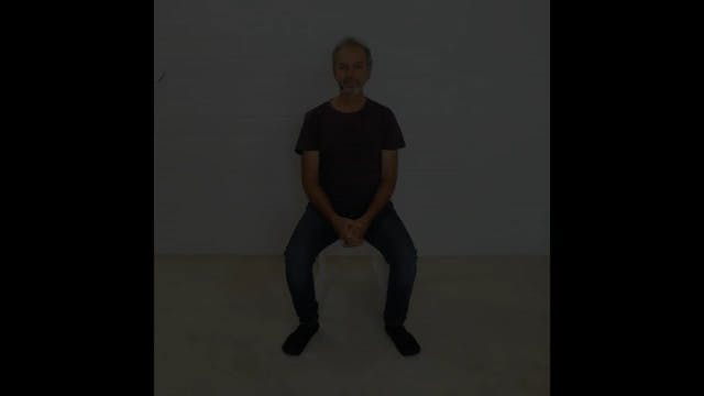Dos rond, genou dans les manis