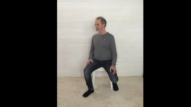 La tête entre les epaules