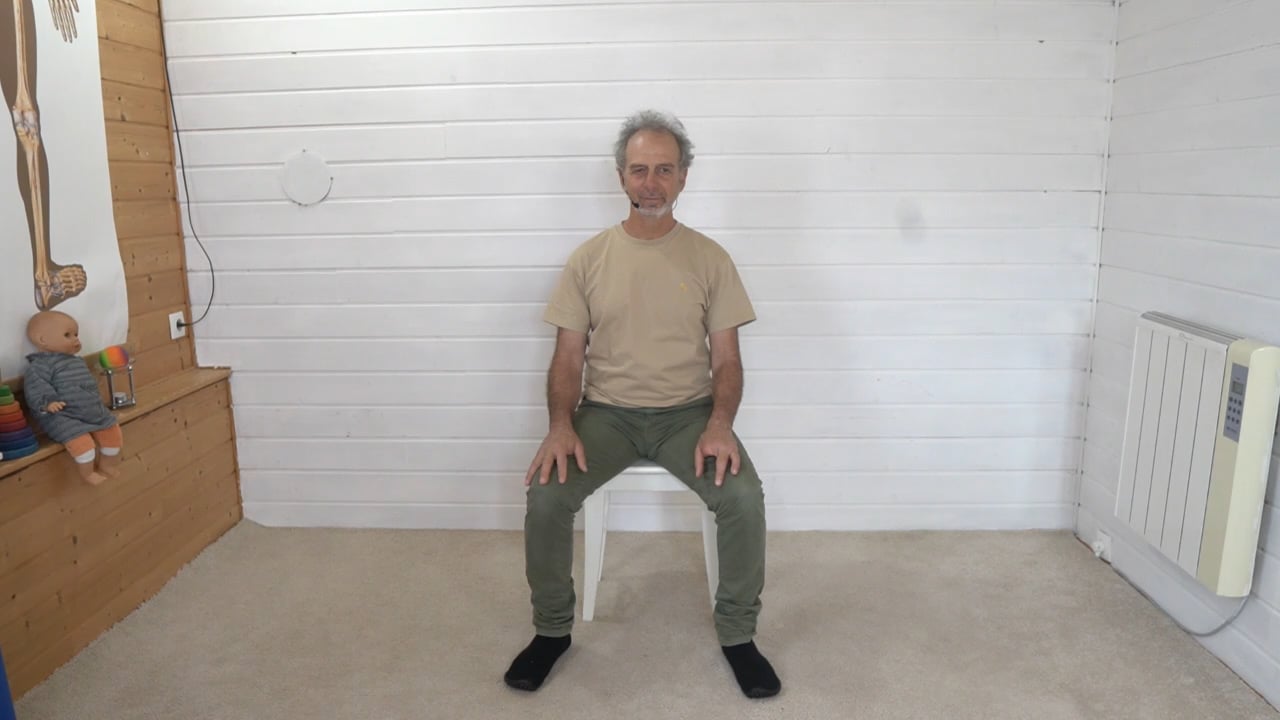Le dos flexible, regarde fixé sur les mains