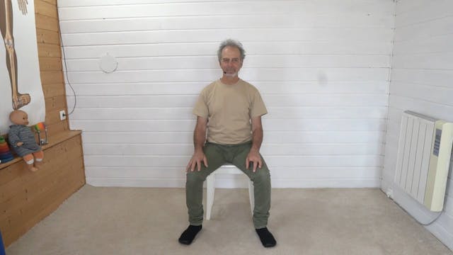 Le dos flexible, regarde fixé sur les...