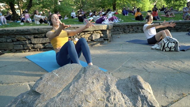 46 Min Central Park Yoga with Lindsay | Gratitude | Serotonin