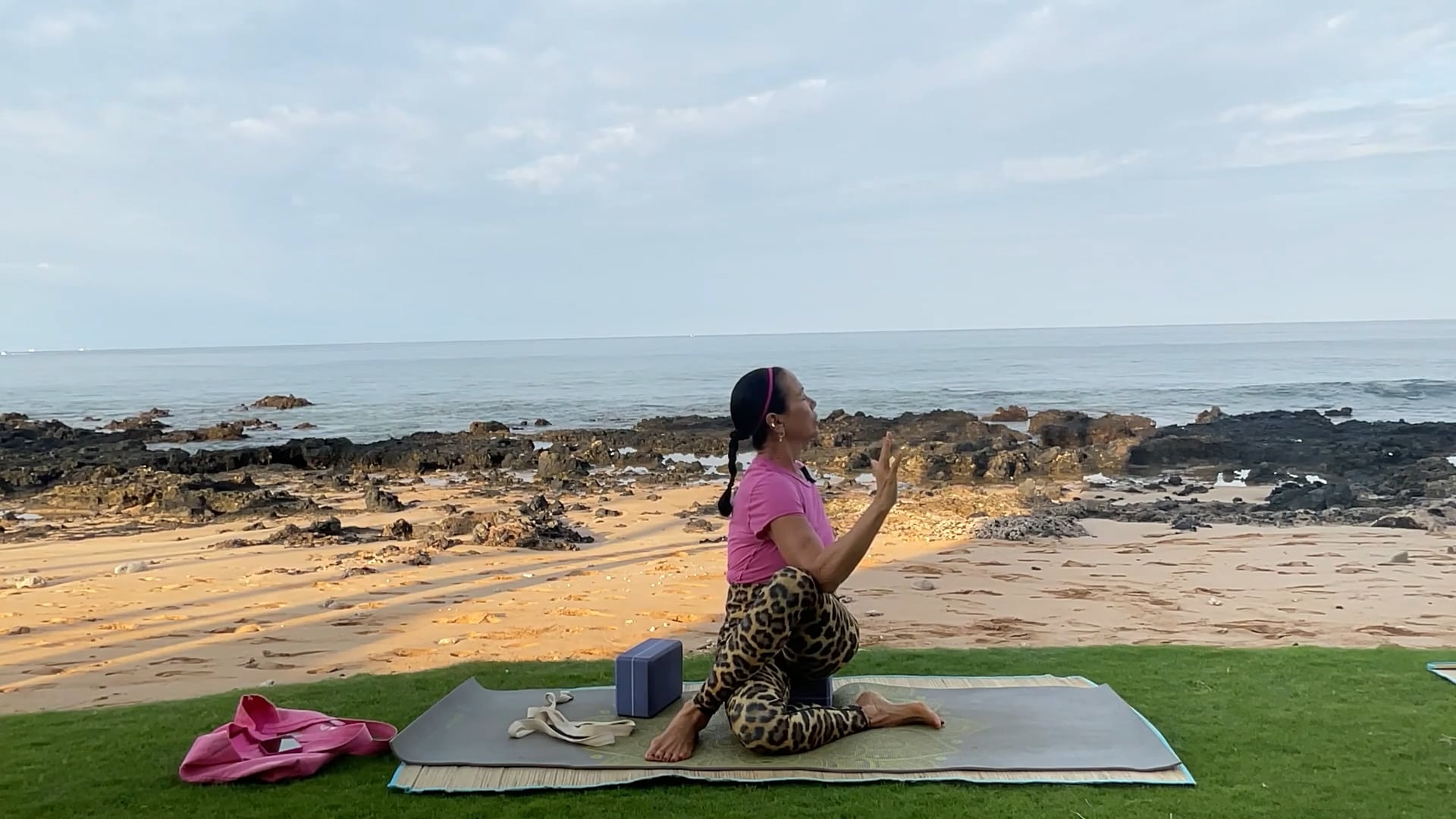 1-14-26 Beach Yoga beginner: Build a bridge by cultivating the four directions, front, side and back of the body.